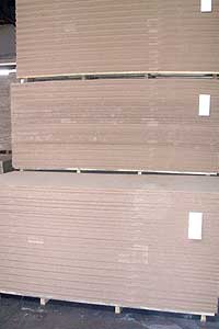 Holzfaserdammplatten und Hartfaserplatten in Paketen
